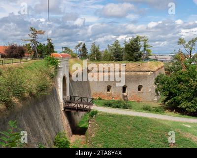 Vue générale de la porte principale et des murs de la forteresse de Petrovaradin à Novi Sad, Serbie. Jour d'été, nuages dans le ciel, lumière du soleil brillante. Banque D'Images