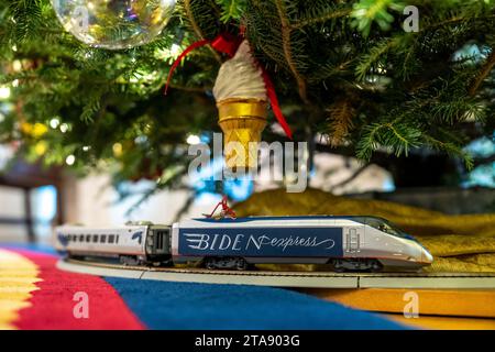 Washington, États-Unis. 29 novembre 2023. Le train jouet Biden Express court autour de la base des arbres de Noël du Bureau ovale dans le cadre des décorations lors du Noël annuel de la Maison Blanche, le 28 novembre 2023 à Washington, DC. Le thème est « magie, merveille et joie », et accueillera environ 100 000 visiteurs pendant la période des fêtes. Crédit : Cameron Smith/White House photo/Alamy Live News Banque D'Images