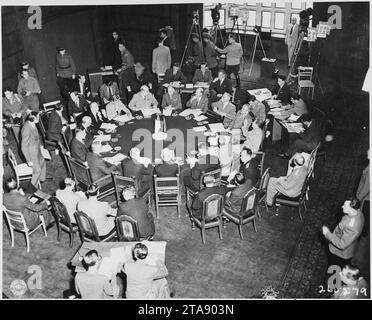 Vue de la table de conférence du Palais Cecilienhof, scène de la Conférence de Potsdam à Potsdam, Allemagne. Président... Banque D'Images