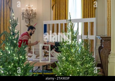 Washington, États-Unis. 26 novembre 2023. Les bénévoles aident à créer le décor des fêtes pour le Noël annuel de la Maison Blanche, le 28 novembre 2023 à Washington, DC le thème est « magie, merveille et joie », ont pris 300 bénévoles par semaine pour créer en utilisant 98 arbres de Noël, 34 000 ornements, 72 couronnes et environ 142 000 lumières de vacances. Crédit : Katie Ricks/White House photo/Alamy Live News Banque D'Images