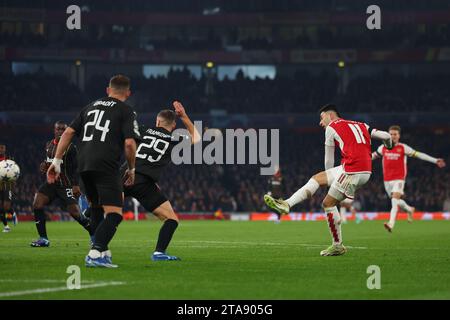 Emirates Stadium, Londres, Royaume-Uni. 29 novembre 2023. Ligue des Champions football, phase de groupes, Arsenal contre Lens ; Gabriel Martinelli d'Arsenal tire et marque 4-0 à la 27e minute crédit : action plus Sports/Alamy Live News Banque D'Images
