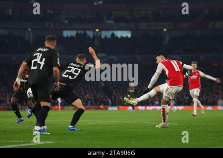 Emirates Stadium, Londres, Royaume-Uni. 29 novembre 2023. Ligue des Champions football, phase de groupes, Arsenal contre Lens ; Gabriel Martinelli d'Arsenal tire et marque 4-0 à la 27e minute crédit : action plus Sports/Alamy Live News Banque D'Images