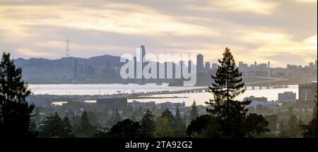 Paysage urbain et horizon de San Francisco avec Bay Bridge vu d'Oakland, Californie, États-Unis Banque D'Images