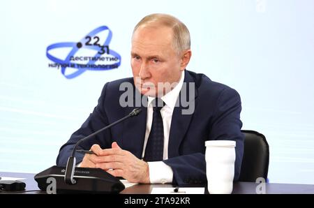 Sotchi, Russie. 29 novembre 2023. Le président russe Vladimir Poutine écoute lors d’une réunion du Congrès des jeunes scientifiques au Parc Sirius de la Science et de l’Art, le 29 novembre 2023 à Sotchi, Russie. Crédit : Mikhail Klimentyev/Kremlin Pool/Alamy Live News Banque D'Images