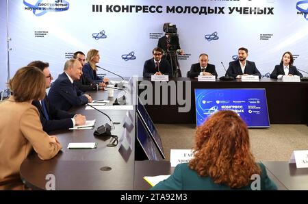 Sotchi, Russie. 29 novembre 2023. Le président russe Vladimir Poutine, à gauche, commente lors d’une réunion du Congrès des jeunes scientifiques au Parc Sirius de la Science et de l’Art, le 29 novembre 2023 à Sotchi, en Russie. Crédit : Mikhail Klimentyev/Kremlin Pool/Alamy Live News Banque D'Images