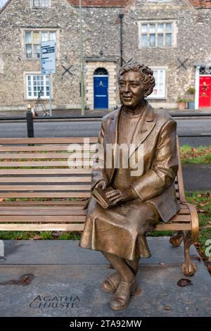 Agatha Christie Statue Bench, Kinecroft, Wallingford, novembre 2023 Banque D'Images