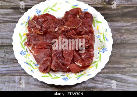 Fines tranches de pastrami de boeuf, à base de poitrine de boeuf, la viande crue est saumée, partiellement séchée, assaisonnée avec des herbes et des épices, puis fumée et cuite à la vapeur, li Banque D'Images