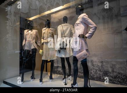 Vitrine du magasin Flagship de Saks Fifth Avenue, 2023, New York, États-Unis Banque D'Images