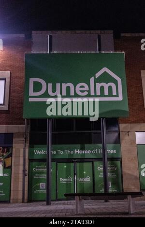 Le nouveau Dunelm Store, qui s'apprête à ouvrir en décembre 2023, à Orchard Centre, Didcot, Oxfordshire, Royaume-Uni la nuit. Banque D'Images