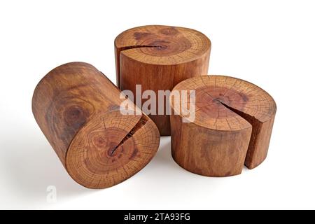 Piédestal brun en bois pour la publicité à partir de trois coupes de bois naturel avec une fissure, isolé sur un fond blanc. Banque D'Images
