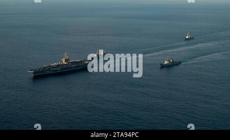 Océan Pacifique, États-Unis. 26 novembre 2023. Le porte-avions USS Carl Vinson, de la classe Nimitz de l'US Navy, dirige une formation de navires lors d'un exercice maritime trilatéral avec le Japon et la Corée du Sud, le 26 novembre 2023 dans l'océan Pacifique. Crédit : MC2 Isaiah Williams/États-Unis Navy photo/Alamy Live News Banque D'Images