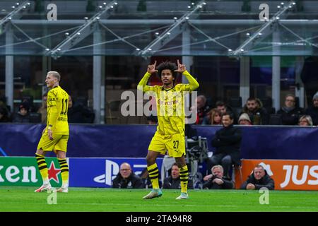 Karim Adeyemi, du Borussia Dortmund, célèbre après avoir marqué un but lors de la phase de groupes de l'UEFA Champions League 2023/24 - match de football du groupe F entre l'AC Milan et le Borussia Dortmund au stade San Siro. Note finale : Borussia Dortmund 3 : 1 AC Milan. Banque D'Images