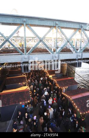 Les chalets alimentaires du marché hivernal Southbank Centre pour Noël 2023, sous Hungerford Bridge, à Londres, Royaume-Uni Banque D'Images