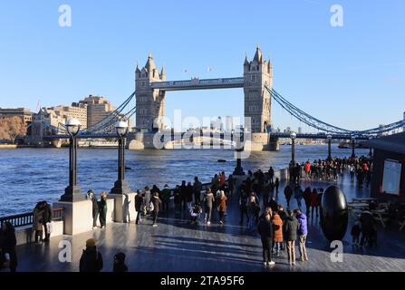 Le Riverside Winter Market sur la Tamise à côté de Tower Bridge pour Noël 2023, à Londres, Royaume-Uni Banque D'Images