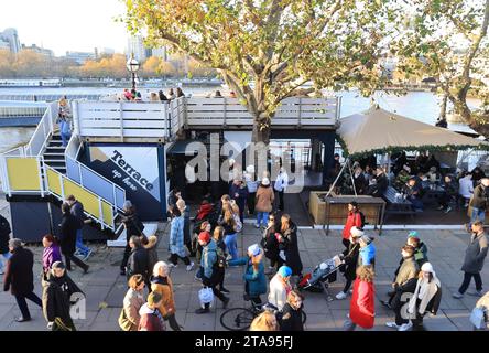 Restaurants et bars d'hiver sur les rives de la Tamise en 2023, sur la rive sud, à Londres, Royaume-Uni Banque D'Images