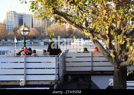 Restaurants et bars d'hiver sur les rives de la Tamise en 2023, sur la rive sud, à Londres, Royaume-Uni Banque D'Images