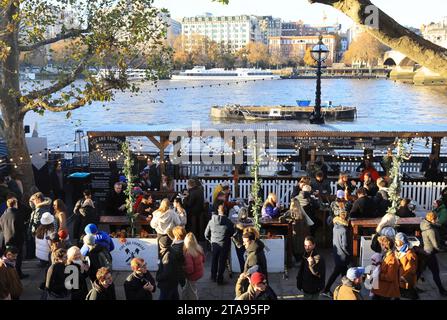 Restaurants et bars d'hiver sur les rives de la Tamise en 2023, sur la rive sud, à Londres, Royaume-Uni Banque D'Images