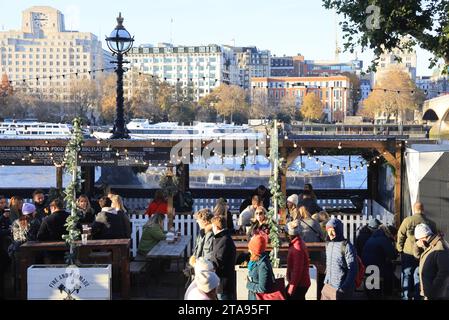 Restaurants et bars d'hiver sur les rives de la Tamise en 2023, sur la rive sud, à Londres, Royaume-Uni Banque D'Images