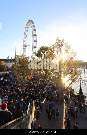 Foules sur la rive sud pour le Winter Market 2023, avec le London Eye Beyond, sous un soleil éclatant, Royaume-Uni Banque D'Images