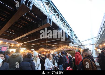 Les chalets alimentaires du marché hivernal Southbank Centre pour Noël 2023, sous Hungerford Bridge, à Londres, Royaume-Uni Banque D'Images