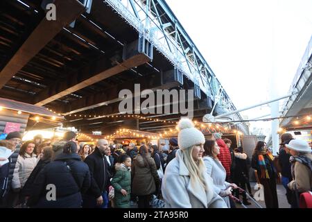 Les chalets alimentaires du marché hivernal Southbank Centre pour Noël 2023, sous Hungerford Bridge, à Londres, Royaume-Uni Banque D'Images