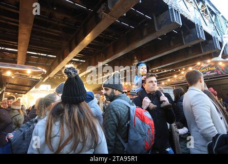 Les chalets alimentaires du marché hivernal Southbank Centre pour Noël 2023, sous Hungerford Bridge, à Londres, Royaume-Uni Banque D'Images