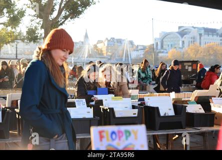 Le populaire marché du livre en plein air de Southbank sous Waterloo Bridge sous le soleil d'hiver, à Londres, Royaume-Uni Banque D'Images