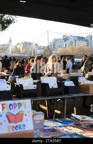 Le populaire marché du livre en plein air de Southbank sous Waterloo Bridge sous le soleil d'hiver, à Londres, Royaume-Uni Banque D'Images