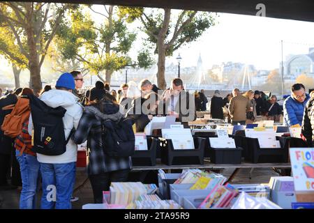 Le populaire marché du livre en plein air de Southbank sous Waterloo Bridge sous le soleil d'hiver, à Londres, Royaume-Uni Banque D'Images