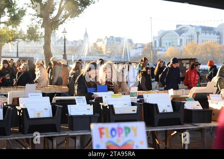 Le populaire marché du livre en plein air de Southbank sous Waterloo Bridge sous le soleil d'hiver, à Londres, Royaume-Uni Banque D'Images