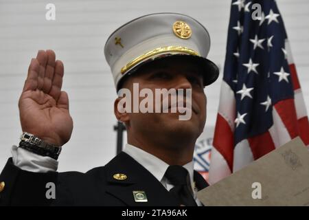 Paterson, États-Unis. 29 novembre 2023. Alejandro Alicea est assermenté en tant que premier chef des pompiers hispaniques de l'histoire de Paterson au siège du service d'incendie de Paterson à Paterson. Chef Alejandro Alicea, fier portoricain incarne un lien profond avec la ville, étant né et élevé à Paterson et qui a plus de 20 ans de service dans le service des incendies de Paterson. Crédit : SOPA Images Limited/Alamy Live News Banque D'Images