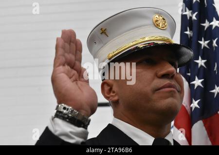 Paterson, États-Unis. 29 novembre 2023. Alejandro Alicea est assermenté en tant que premier chef des pompiers hispaniques de l'histoire de Paterson au siège du service d'incendie de Paterson à Paterson. Chef Alejandro Alicea, fier portoricain incarne un lien profond avec la ville, étant né et élevé à Paterson et qui a plus de 20 ans de service dans le service des incendies de Paterson. Crédit : SOPA Images Limited/Alamy Live News Banque D'Images