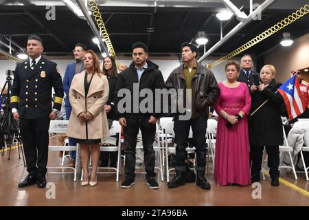 Paterson, États-Unis. 29 novembre 2023. Alejandro Alicea (à gauche) et sa famille assistent à sa cérémonie d'assermentation en tant que premier chef des pompiers hispaniques de l'histoire de Paterson au siège du service des pompiers de Paterson à Paterson. Chef Alejandro Alicea, fier portoricain incarne un lien profond avec la ville, étant né et élevé à Paterson et qui a plus de 20 ans de service dans le service des incendies de Paterson. Crédit : SOPA Images Limited/Alamy Live News Banque D'Images