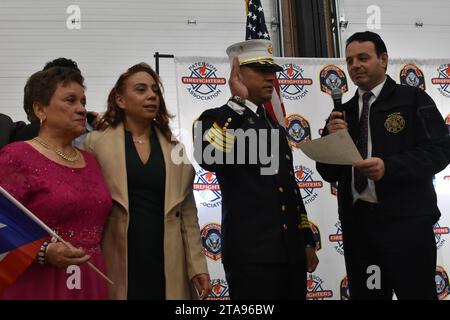 Paterson, États-Unis. 29 novembre 2023. Alejandro Alicea (à gauche) assermenté par le maire de Paterson André Sayegh comme premier chef des pompiers hispaniques de l'histoire de Paterson au siège du service des pompiers de Paterson à Paterson. Chef Alejandro Alicea, fier portoricain incarne un lien profond avec la ville, étant né et élevé à Paterson et qui a plus de 20 ans de service dans le service des incendies de Paterson. Crédit : SOPA Images Limited/Alamy Live News Banque D'Images