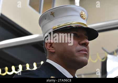 Paterson, États-Unis. 29 novembre 2023. Alejandro Alicea est vu lors de sa cérémonie de prestation de serment comme le premier chef des pompiers hispaniques de l'histoire de Paterson au siège du service d'incendie de Paterson à Paterson. Chef Alejandro Alicea, fier portoricain incarne un lien profond avec la ville, étant né et élevé à Paterson et qui a plus de 20 ans de service dans le service des incendies de Paterson. Crédit : SOPA Images Limited/Alamy Live News Banque D'Images