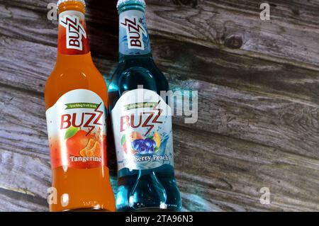 Le Caire, Egypte, novembre 24 2023 : Buzz Sparkling fruit soda boisson myrtille pêche et mandarine, son et goût de bulles pétillantes, Buzz a deliciou Banque D'Images