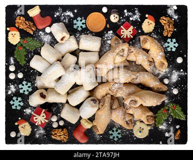 Croissants biologiques sains mélangés avec des noix et de la confiture avec des ingrédients délicieux et savoureux sur la table noire. Personne. Banque D'Images