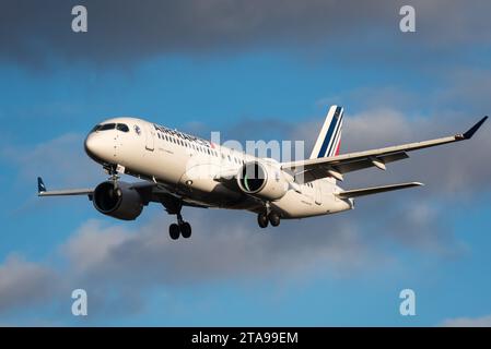 Air France Airbus A220 avion à réaction F-HPNF en finale pour atterrir à l'aéroport de Londres Heathrow, Royaume-Uni, en fin d'après-midi soleil d'hiver Banque D'Images