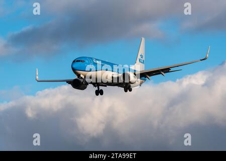 KLM Royal Dutch Airlines Boeing 737-800 avion à réaction pH-BXH en finale pour atterrir à l'aéroport de Londres Heathrow, Royaume-Uni, en fin d'après-midi soleil d'hiver Banque D'Images