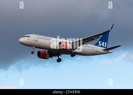 Scandinavian Airlines - SAS - Airbus A320-251N avion à réaction EI-SIB en finale pour atterrir à l'aéroport de Londres Heathrow, Royaume-Uni, en fin de journée soleil d'hiver Banque D'Images