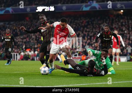 Gabriel Jesus d'Arsenal est affronté par Massadio Haidara (à gauche) et Deiver Machado (au centre) de Lens lors du match du groupe B de l'UEFA Champions League à l'Emirates Stadium de Londres. Date de la photo : mercredi 29 novembre 2023. Banque D'Images