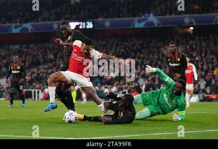 Gabriel Jesus d'Arsenal est affronté par Massadio Haidara (à gauche) et Deiver Machado (au centre) de Lens lors du match du groupe B de l'UEFA Champions League à l'Emirates Stadium de Londres. Date de la photo : mercredi 29 novembre 2023. Banque D'Images