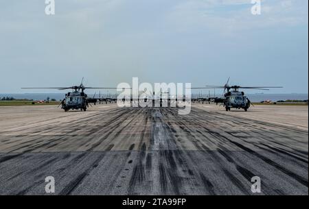 Base aérienne de Kadena, Okinawa, Japon. 21 novembre 2023. Des avions de l'US Air Force et de l'US Navy s'alignent sur la piste lors d'une promenade à dos d'éléphant à la base aérienne de Kadena, au Japon, le 21 novembre 2023. La capacité de Kadenas à projeter rapidement une puissance aérienne conjointe est une fonction vitale qui soutient la défense du Japon et assure la stabilité et la sécurité de la région Indo-Pacifique. (Photo de Airman 1st Class Jonathan R. Sifuentes) (image de crédit : © U.S. Air Force/ZUMA Press Wire) USAGE ÉDITORIAL SEULEMENT! Non destiné à UN USAGE commercial ! Banque D'Images