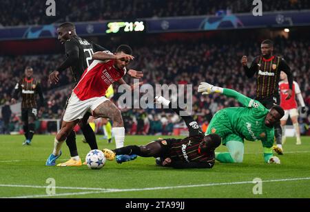 Gabriel Jesus d'Arsenal est affronté par Massadio Haidara (à gauche) et Deiver Machado (au centre) de Lens lors du match du groupe B de l'UEFA Champions League à l'Emirates Stadium de Londres. Date de la photo : mercredi 29 novembre 2023. Banque D'Images