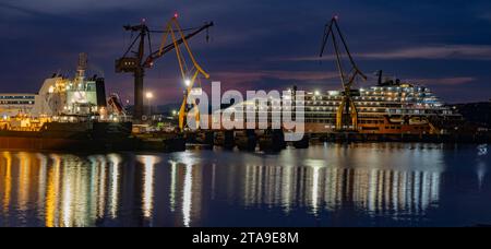 Chantier naval au crépuscule. El Astillero, Cantabrie. Espagne Banque D'Images