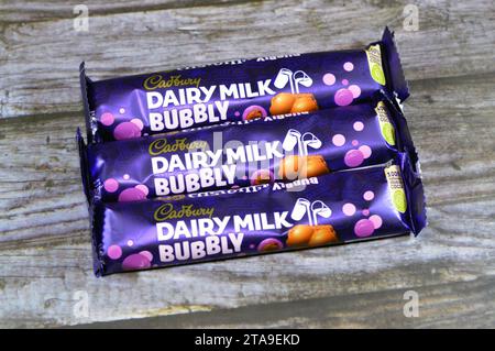 Gizeh, Egypte, novembre 4 2023 : Cadbury lait lait chocolat pétillant avec des bulles de chocolat, Cadbury, anciennement Cadbury's, Cadbury Schweppes, est un Britannique Banque D'Images