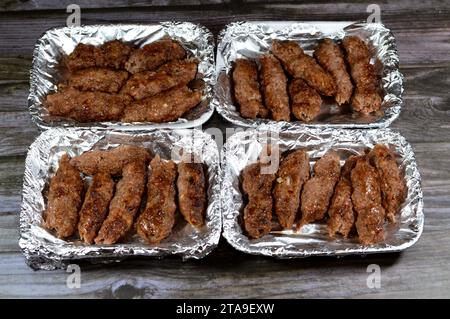 Cuisine arabe cuisine traditionnelle boeuf Kofta, kebab et tarb kofta shish qui est de la viande hachée enveloppée dans de la graisse d'agneau au charbon de bois grillé et servi à la disposition Banque D'Images