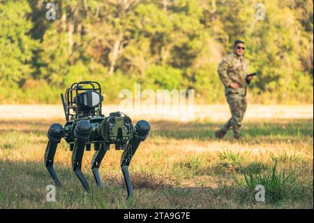 6 novembre 2023 - Barksdale Air Force base, Louisiane, États-Unis - le sergent-maître Dominic Garcia, chef de vol de gestion d'urgence du 2nd civil Engineer Squadron, observe Atom le chien robot alors qu'il entraîne ses coéquipiers alors qu'ils contrôlent à distance le chien robot 6 novembre 2023 à la Barksdale Air Force base, Louisiane. Garcia et son équipe testent la portée et les capacités d'Atom dans différents environnements. (Image de crédit : © William Pugh)/États-Unis Air Force/ZUMA Press Wire) À USAGE ÉDITORIAL UNIQUEMENT ! Non destiné à UN USAGE commercial ! Banque D'Images