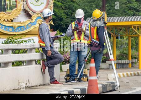 SAMUT PRAKAN, THAÏLANDE, SEP 30 2023, Un groupe d'hommes travaille sur une enquête de construction dans la rue Banque D'Images