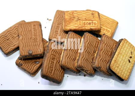 Le Caire, Egypte, novembre 23 2023 : Biscato chato biscuits au chocolat de type anglais, délicieux biscuit fourré au chocolat comme collation et temps de thé, a un bala Banque D'Images
